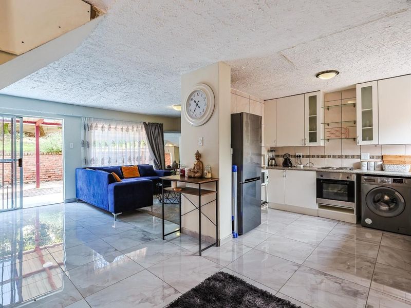 Stylish three-bedroom townhouse is the perfect opportunity for first-time buyers looking for comfort, convenience, and modern living. - Photo 5