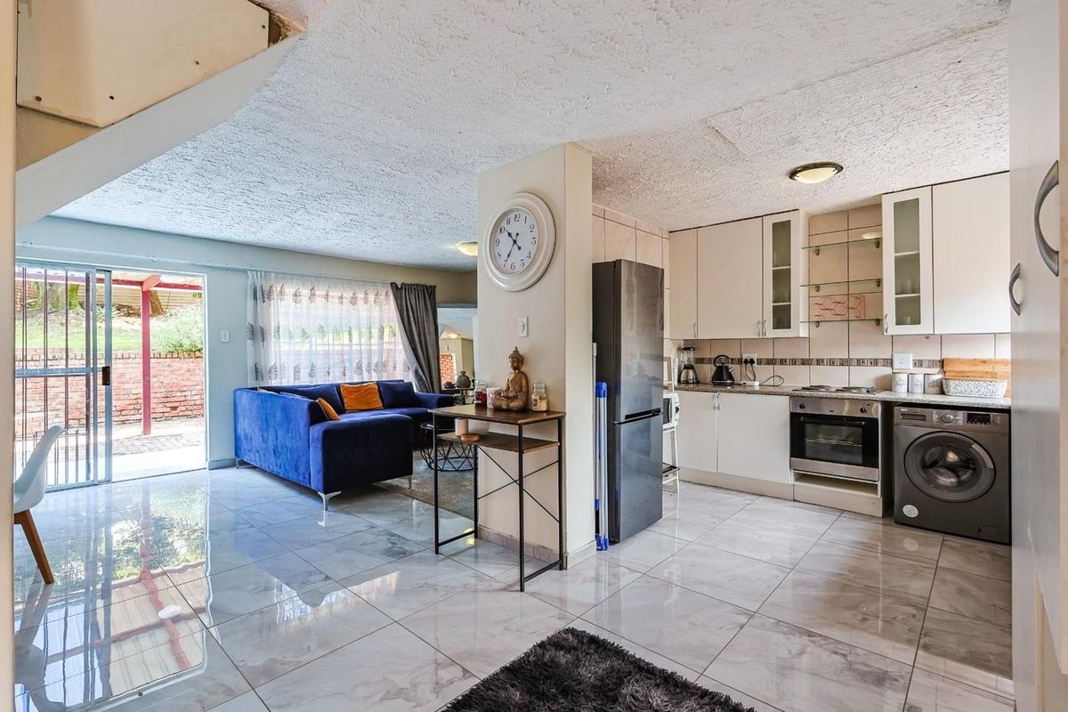 Stylish three-bedroom townhouse is the perfect opportunity for first-time buyers looking for comfort, convenience, and modern living. - Photo 5