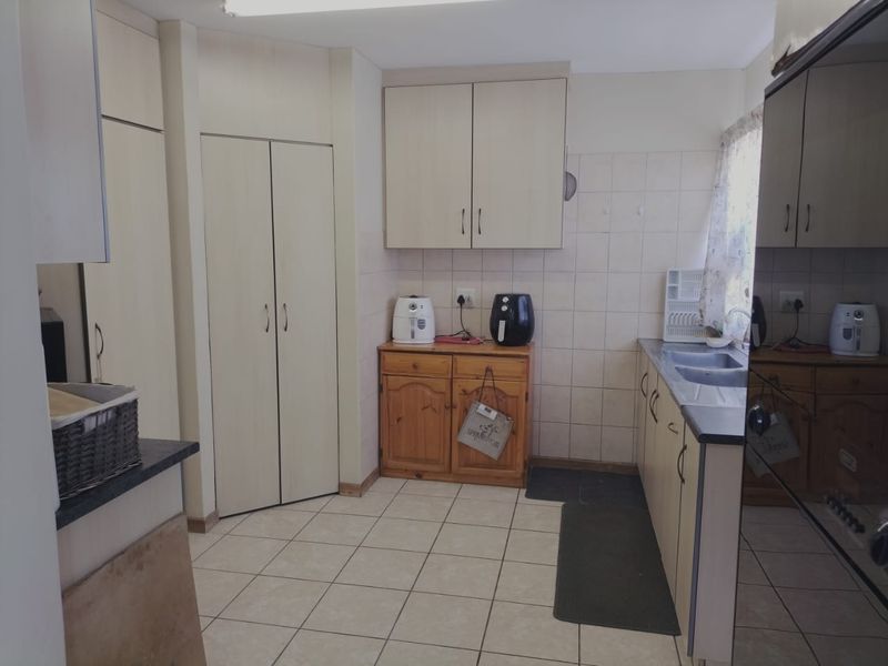 Spacious house with work from home potential - Photo 9