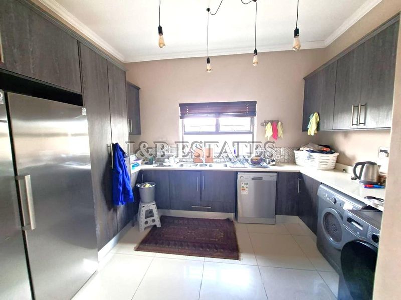 "Elegant Living: Where Comfort Meets Style!" - Photo 9