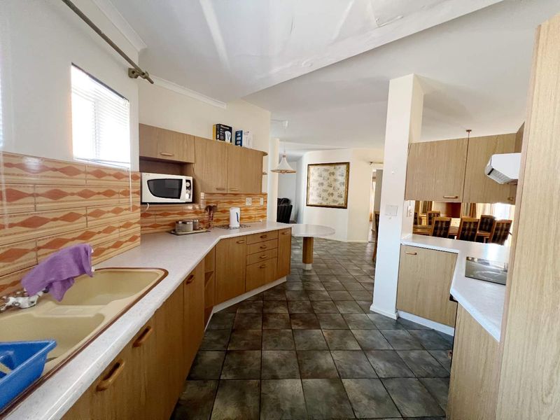 Spacious & Well-Priced Freestanding Home – Sole & Exclusive Mandate - Photo 5