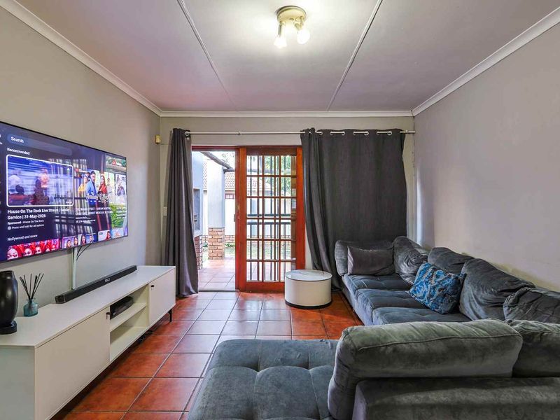Charming 2 Bedroom Townhouse with Private Garden - Photo 6