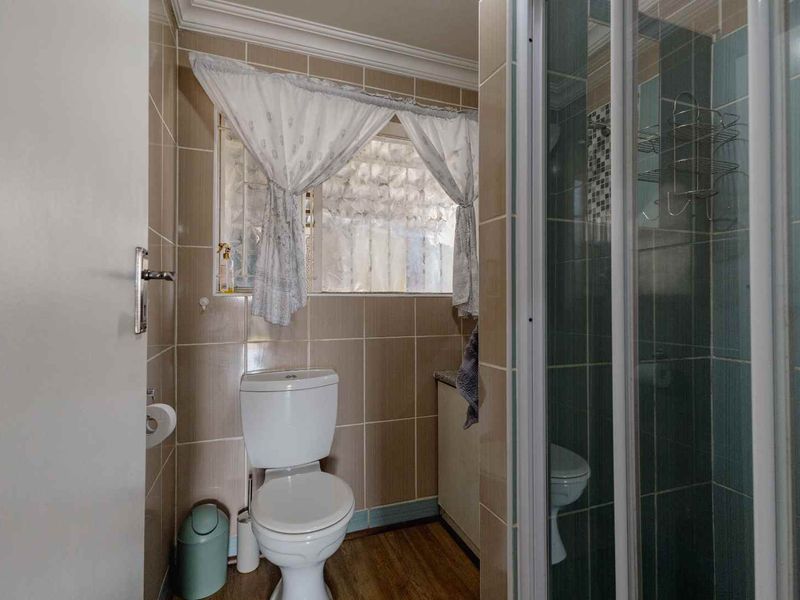 Picture-Perfect Garsfontein Duet with Style, Warmth and Beautiful Finishes - Photo 9