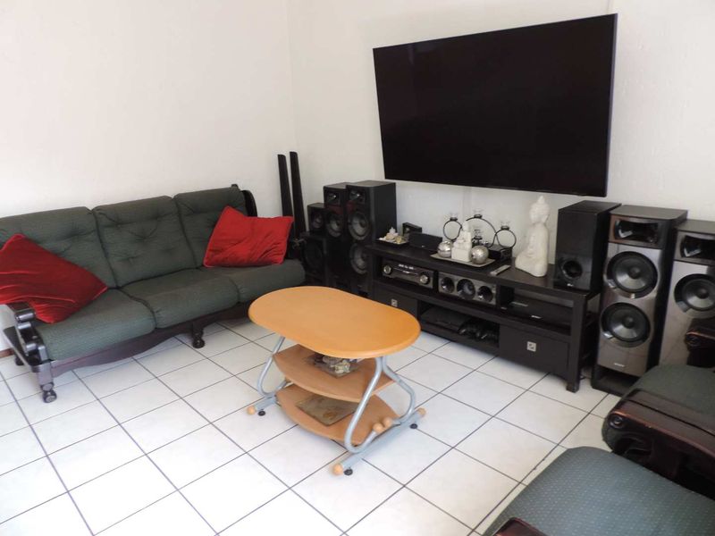 2 bedroomed well maintained duplex in Glenvista with single garage and private garden and pet friendly - Photo 5