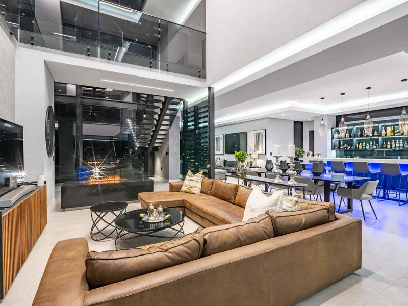 The "James Bond" Residence of Steyn City: A Masterpiece in Glass & Gloss - Photo 10