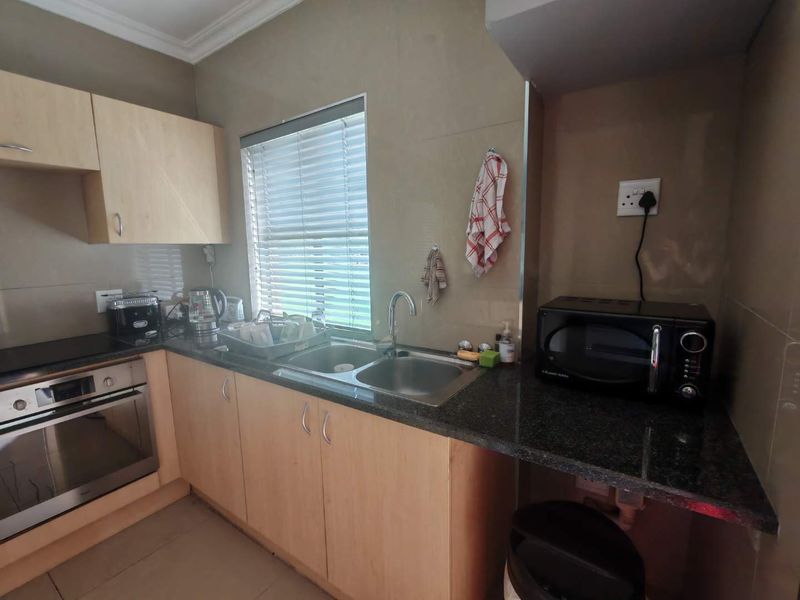 URGENT SALE!!! EXCLUSIVE MANDATE - STUNNING CORNER UNIT - OVERLOOKING THE GOLF ESTATE - Photo 2