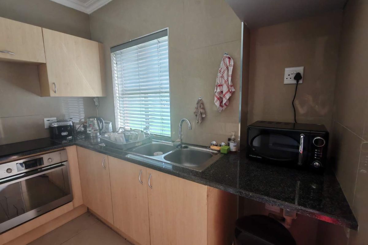 URGENT SALE!!! EXCLUSIVE MANDATE - STUNNING CORNER UNIT - OVERLOOKING THE GOLF ESTATE - Photo 2