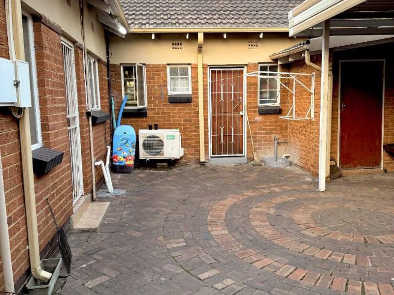 Investment Property with 5 Bachelor Flatlets - Photo 10