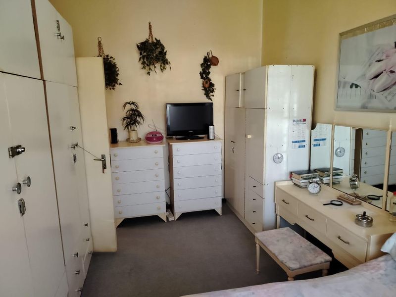 Charming Gem in South Hills - Photo 9