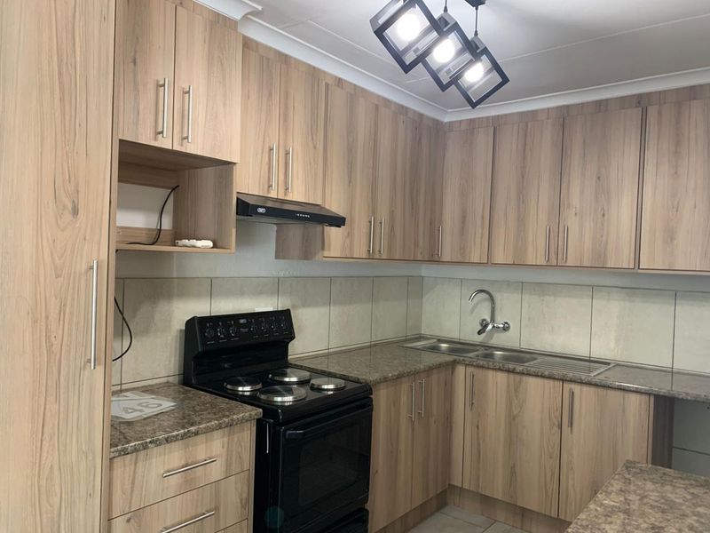 3-bedroom house in a well-established neighborhood - Photo 3