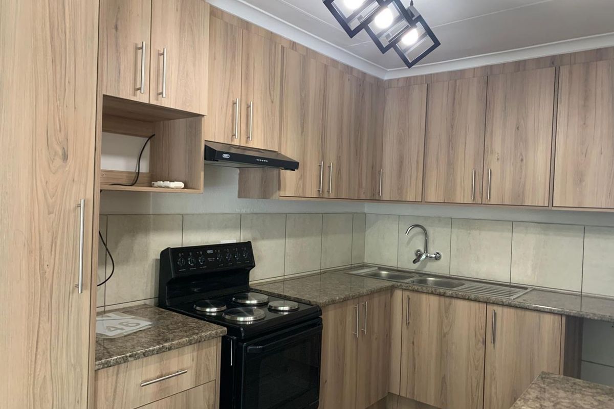 3-bedroom house in a well-established neighborhood - Photo 3