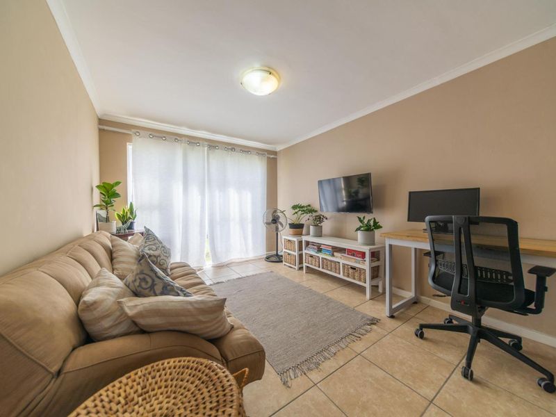 Furnished 2-Bedroom Ground Floor Apartment - Photo 2