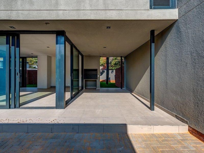 Comtemporary Living in Prestigious Waterkloof Ridge! - Photo 9