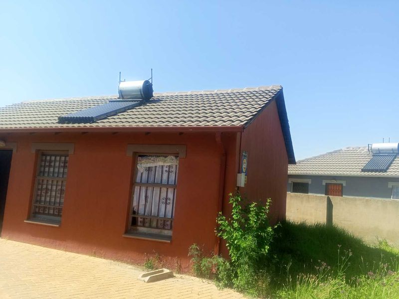 A House in a Magnificent Estate - Photo 6