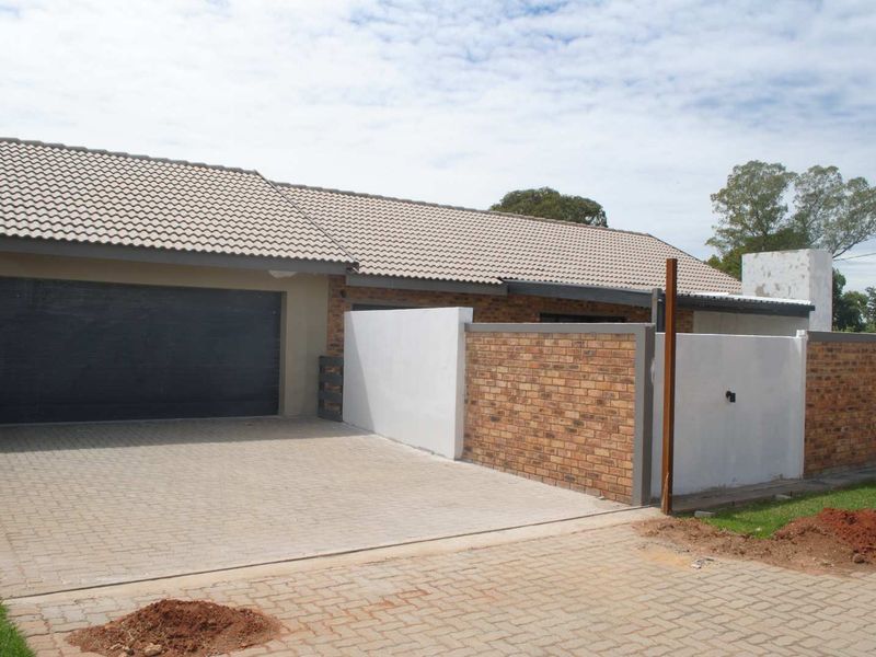 Lovely ultra modern contemporary prestigious townhouse complex in Meyerton - Photo 2