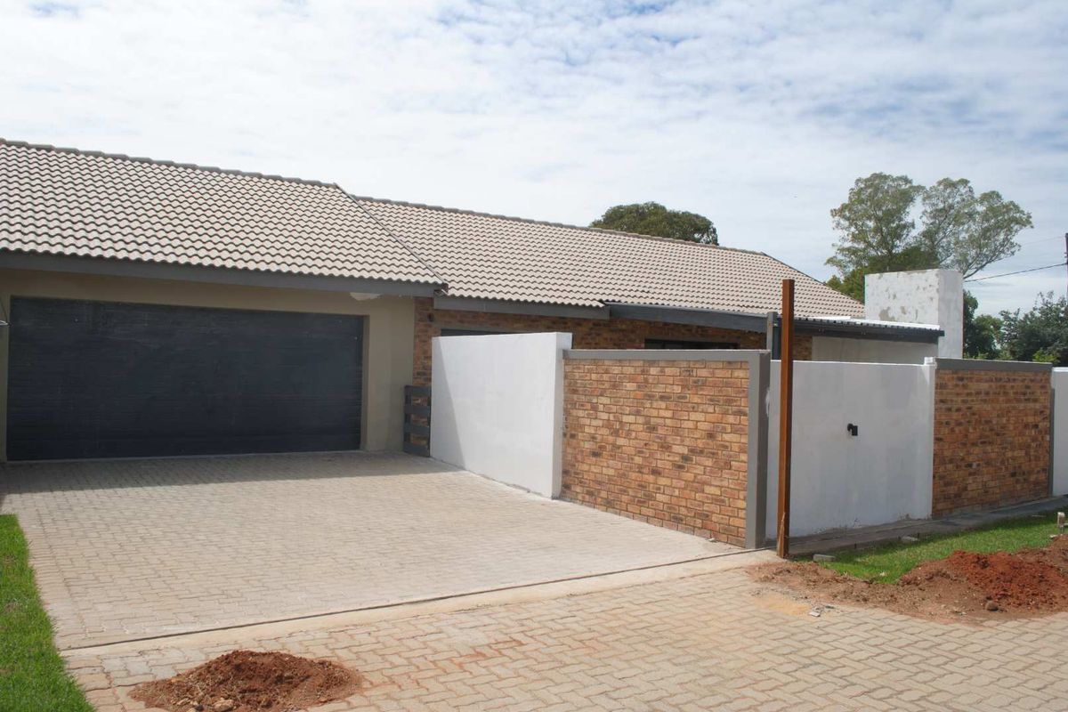 Lovely ultra modern contemporary prestigious townhouse complex in Meyerton - Photo 2