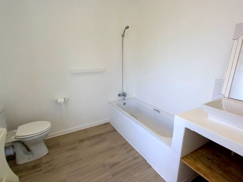 Ultra-spacious,upmarket and elegantly furnished 1 Bed ground floor apartment inclusive of Lights and Water - Photo 10