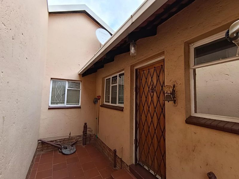 SUNNY 2 BEDROOM TOWNHOUSE - Photo 5