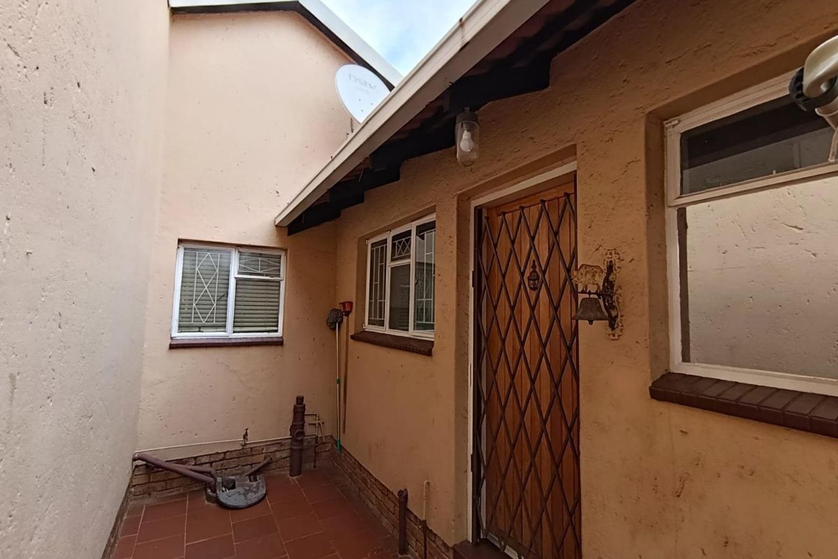 SUNNY 2 BEDROOM TOWNHOUSE - Photo 5