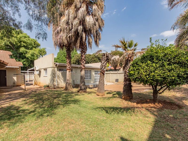 Prime location, fixer upper, lots of great exposure. Opportunity not to be missed - Photo 4