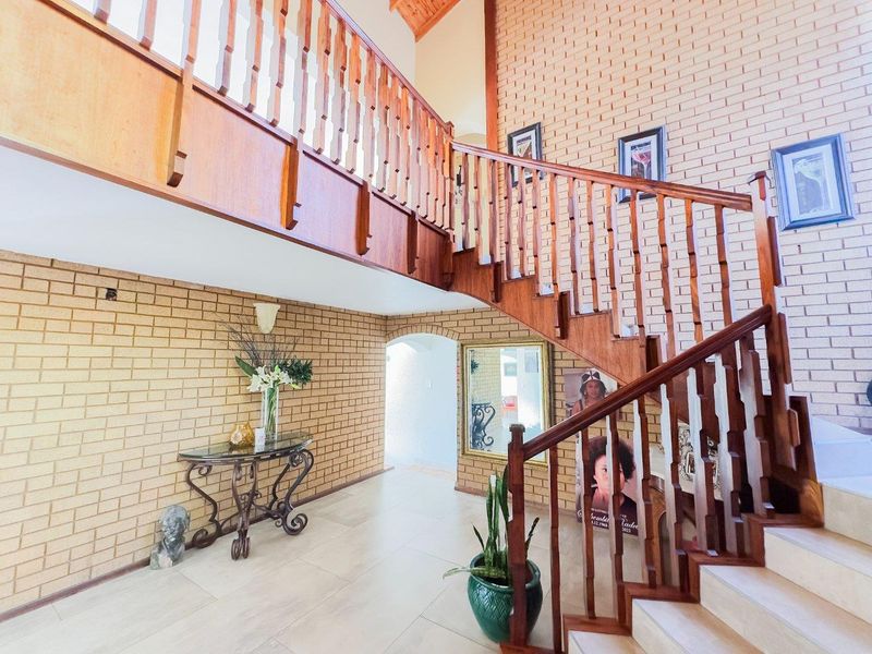 Spacious 4 Bedroom Family Home with Borehole, Pool, Butler's Pantry & 6 Garages - Photo 5