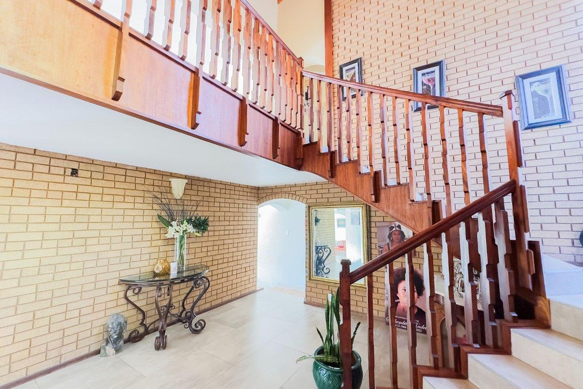 Spacious 4 Bedroom Family Home with Borehole, Pool, Butler's Pantry & 6 Garages - Photo 5