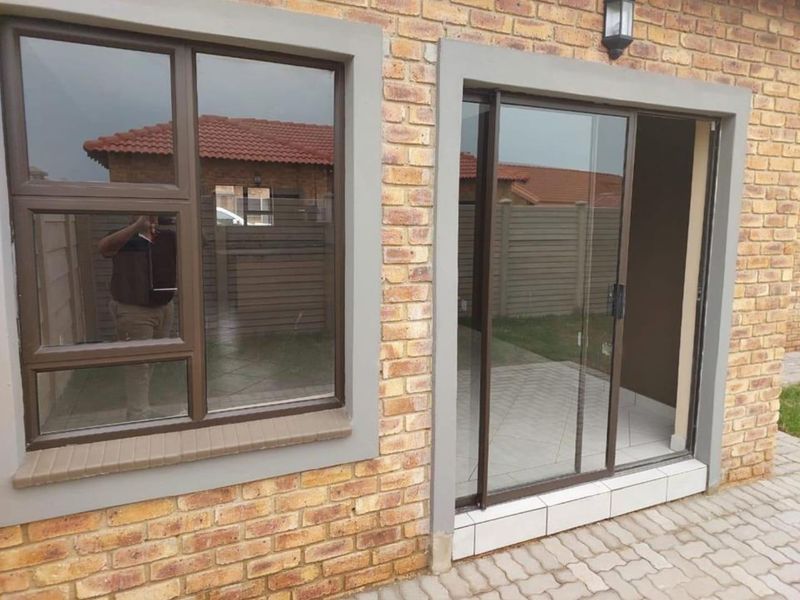 Feast your eyes on this spaciouys modern lovely 3 Bedroom Facebrick Townhouse - Photo 2