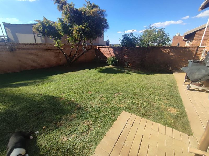DOUBLE SECURITY -LOVELY BIG GARDEN - SPACIOUS LOUNGE AREA - Photo 1