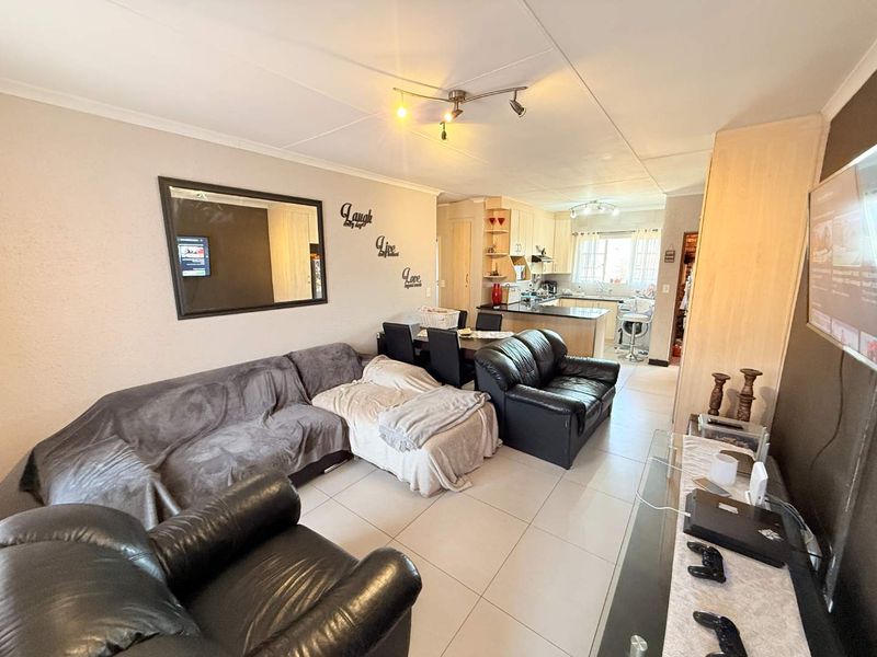 Contemporary 3-Bedroom Upstairs Unit Available in Villa Vista - Photo 5