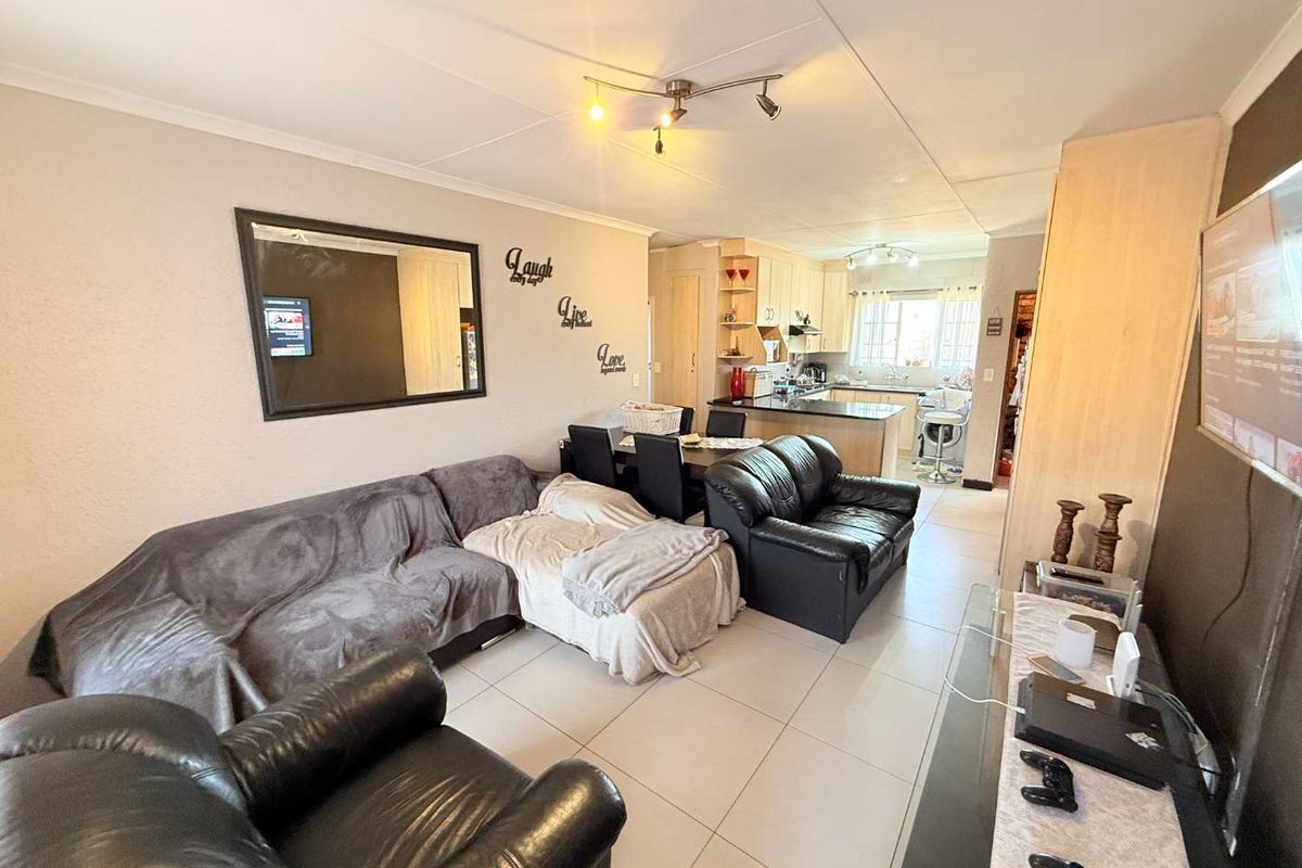 Contemporary 3-Bedroom Upstairs Unit Available in Villa Vista - Photo 5