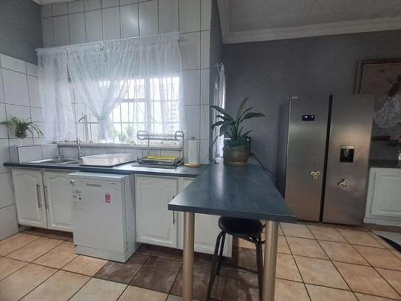 4 Spacious Bedroom House for Sale in Florentia - Photo 3