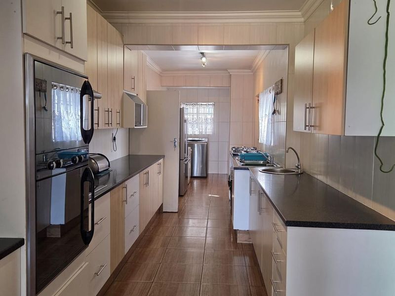 3 Bedroom House with 2 Flatlets for Sale in Tulisa Park! - Photo 10