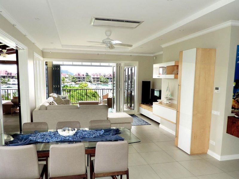 Exquisitely presented and immaculately kept top floor corner unit with wrap around views - Photo 5