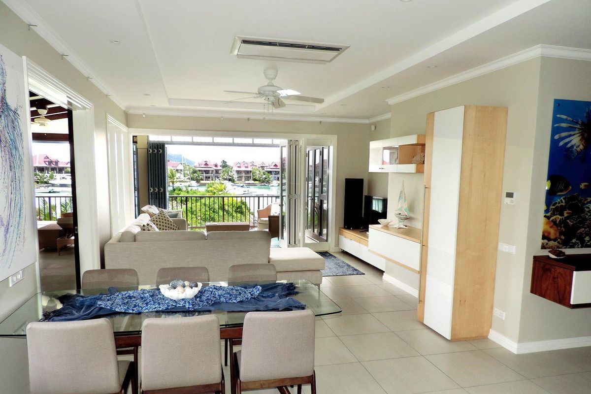 Exquisitely presented and immaculately kept top floor corner unit with wrap around views - Photo 5