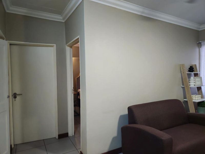 Modern  Apartment in Hartbeespoort - Photo 10