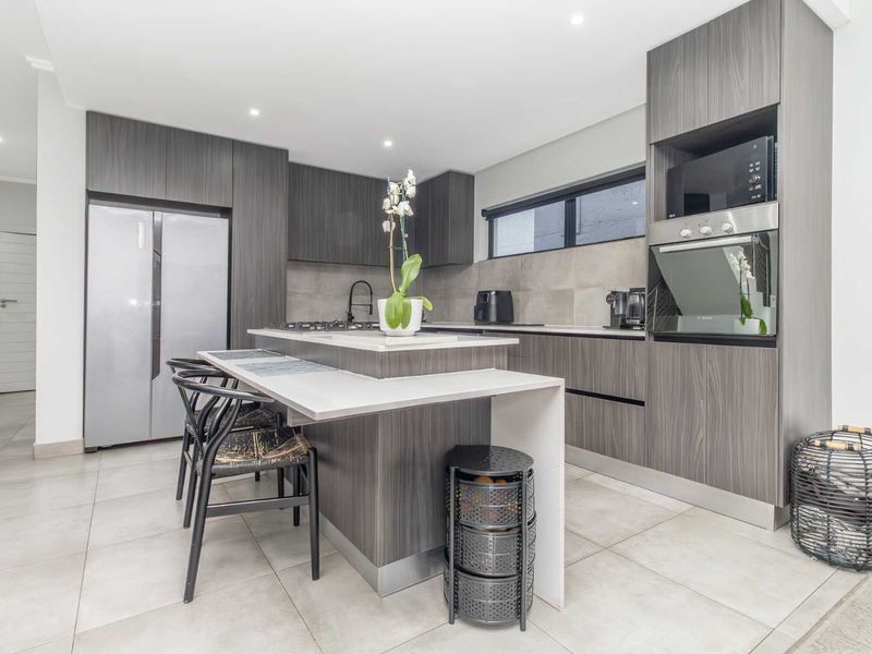 "Luxury Townhouse  - Modern living meets unmatched comfort!" - Photo 6