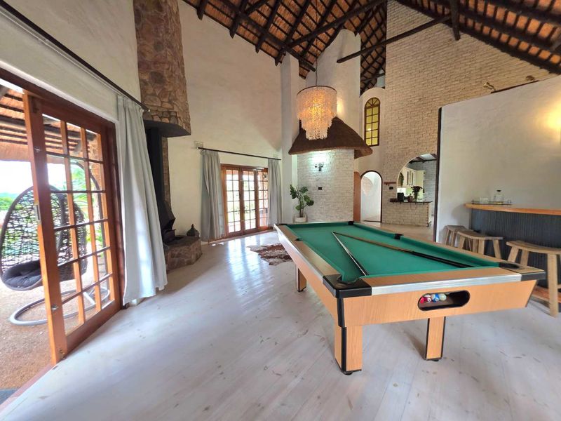 Large 4 Bedroom Family Home in Schooling Suburb of Hillcrest! - Photo 5