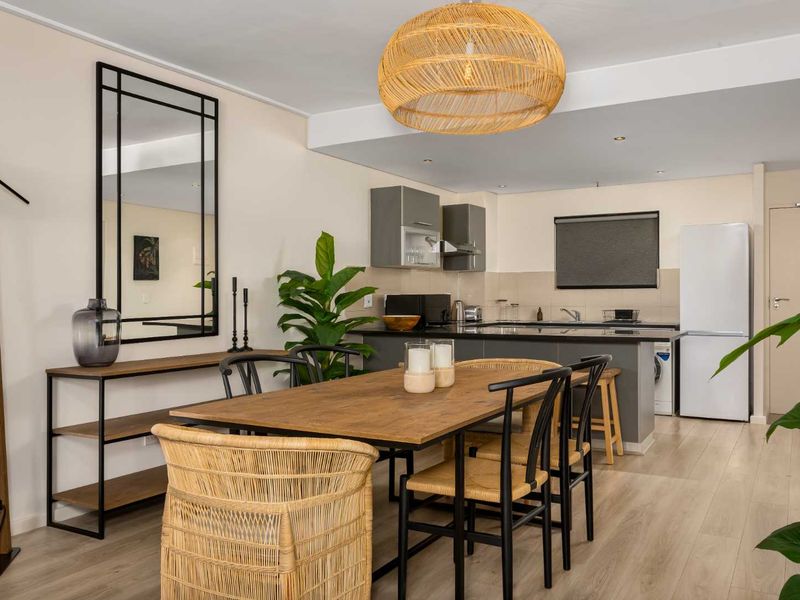 City Apartment with Spectacular Mountain Views - Photo 8