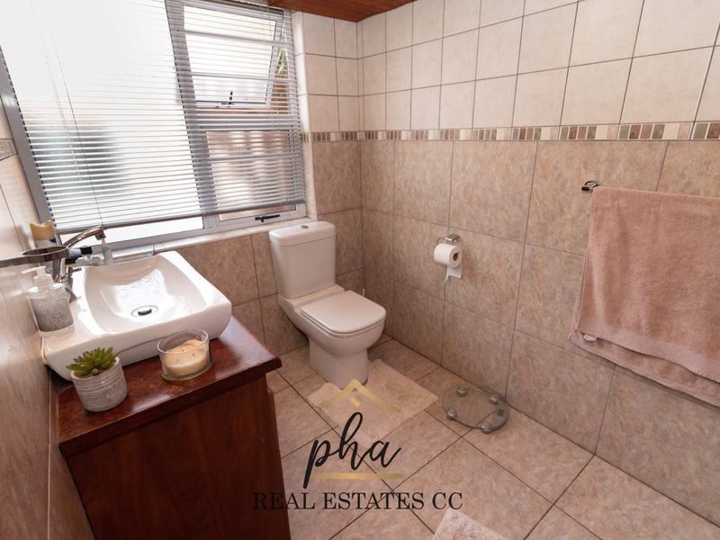 House with two flats For Sale, Swakopmund CBD with Business rights - Photo 10