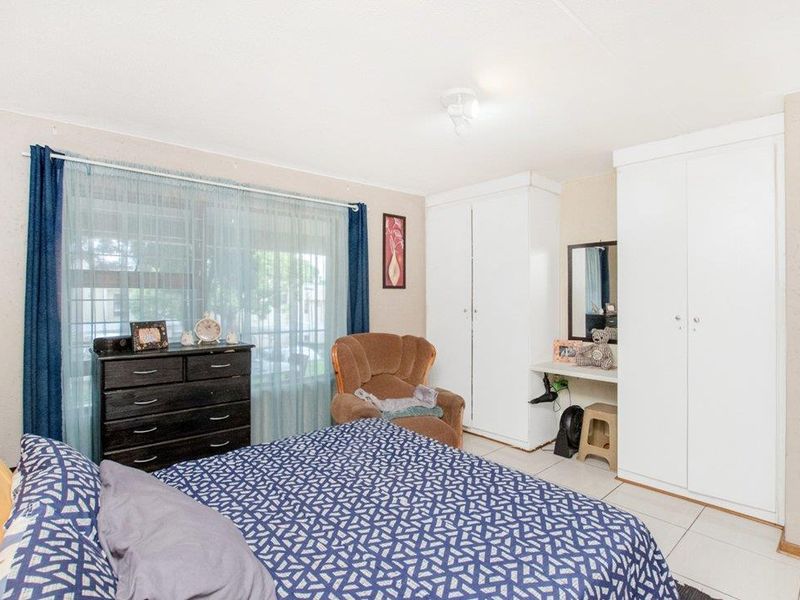 Lovely 2 bedroom 1 bathroom ground floor unit for sale in Weltevreden Park - Photo 8