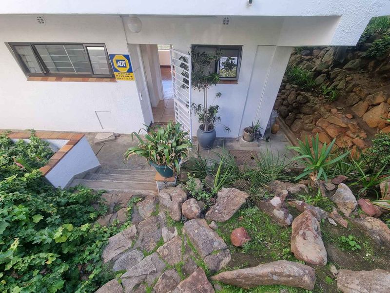 Unfurnished Bachelor Apartment To Rent in Sea Point - Photo 3