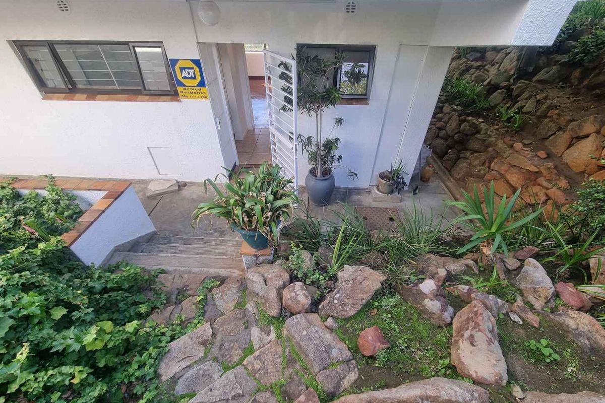 Unfurnished Bachelor Apartment To Rent in Sea Point - Photo 3