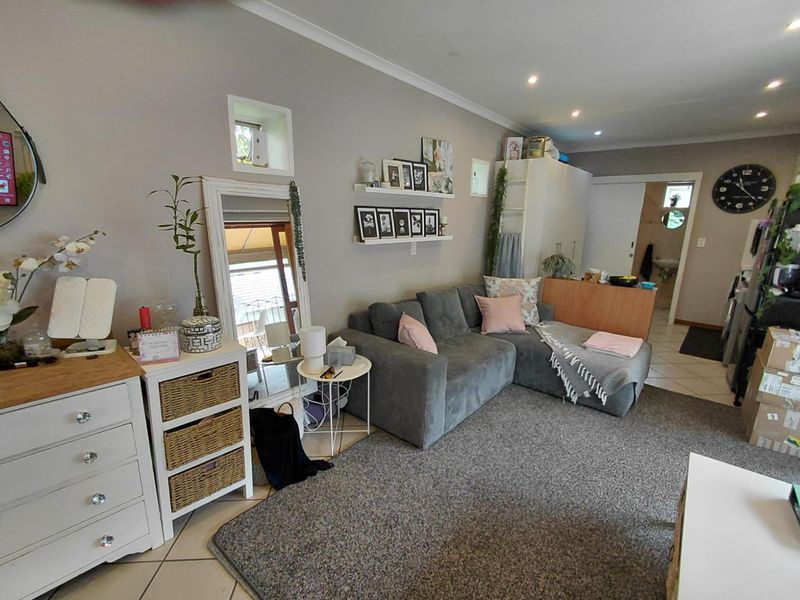 Spacious Bachelor Cottage in Robindale - Photo 5