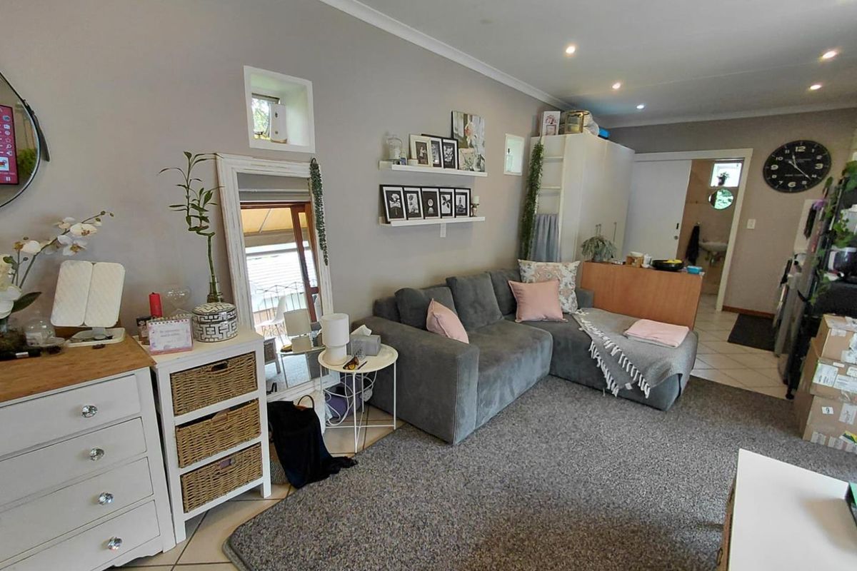 Spacious Bachelor Cottage in Robindale - Photo 5