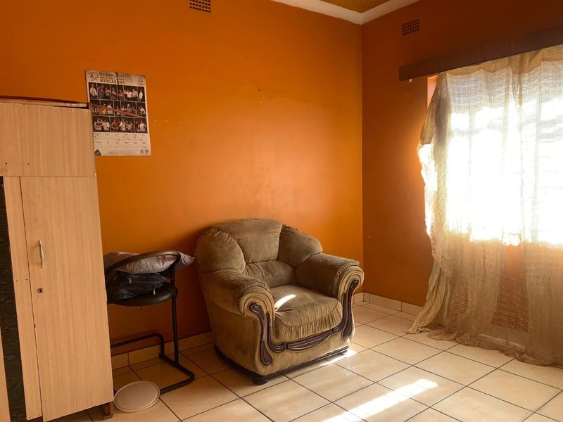 **Spacious Home with Huge Cottage & Pool – Prime Location in Rosettenville - Photo 4