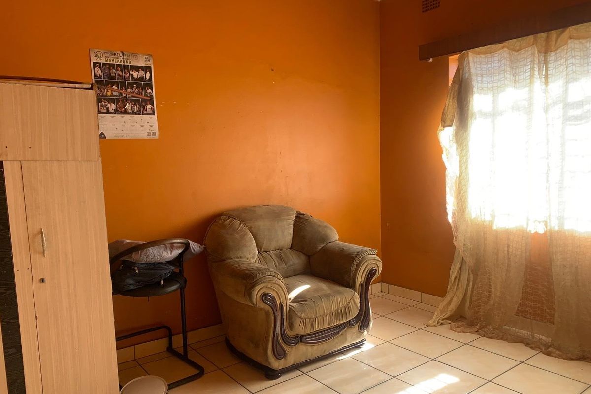 **Spacious Home with Huge Cottage & Pool – Prime Location in Rosettenville - Photo 4