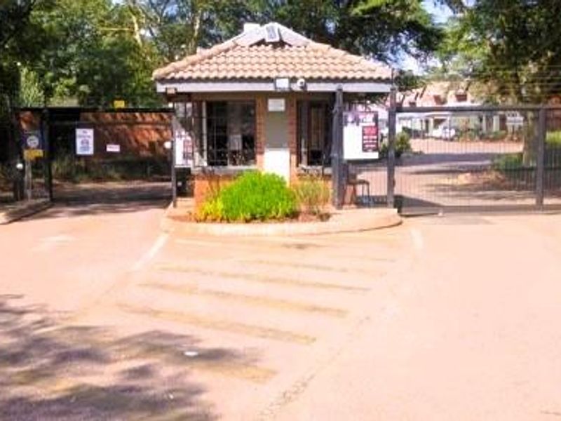 Well Maintained 2 Bedroom Apartment - Photo 1