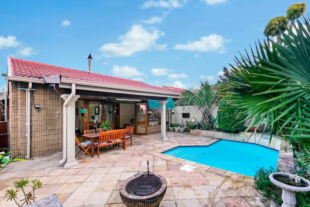 IMMACULATELY PRESENTED HOME IN THE HEART OF LONEHILL, BOASTING A LONG LIST OF EXTRAS - Photo 2