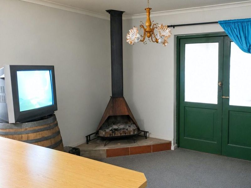 Three-bedroom Home with mountain views and flatlet potential - Photo 3