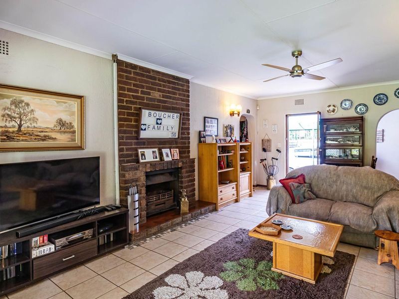 3 Bedroom Home with 2 Cottages - Photo 3